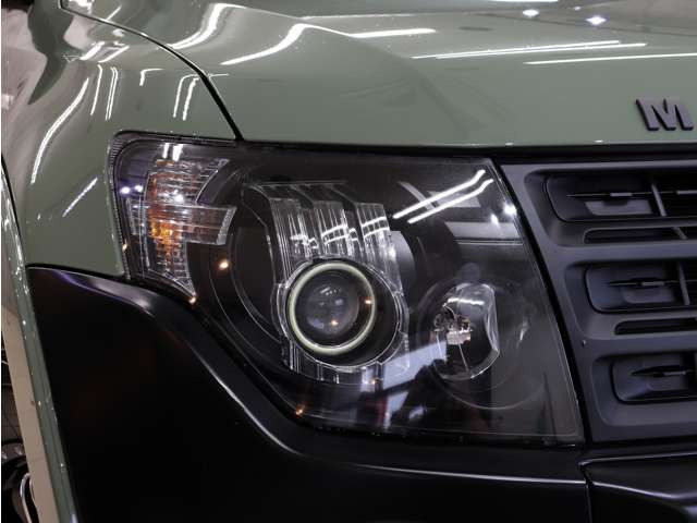 ヘッドライトのインナー部分もブラックにペイント済みで、引き締まった印象を与えてくれます。ヘッドライトレンズ部分も黄ばみや曇り等無く大変キレイな状態を保っております。