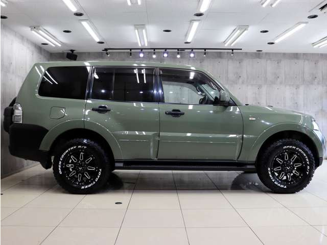新品TOYOオープンカントリーRTタイヤを装備したパジェロはアクティブな仕様になっております。