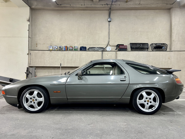 928S4