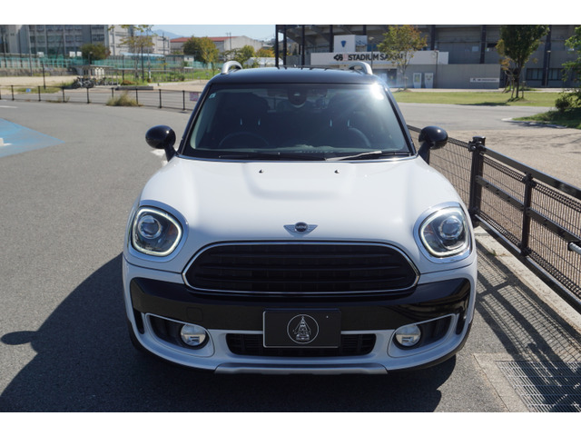 ���{�Ԃɂ͖����������ȃf�U�C���͂��̐l���g�̌��������o���Ă����A�C�e���̈�ƂȂ�܂����������ȗA���ԂŎԂ��t�@�b�V�����̗l�ɂ��y���݉�������