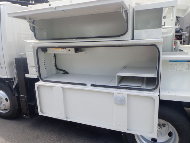 ���H��́A�㉺2�i+��ɐύڃX�y�[�X����B��i�̔��͏�J���ł��B