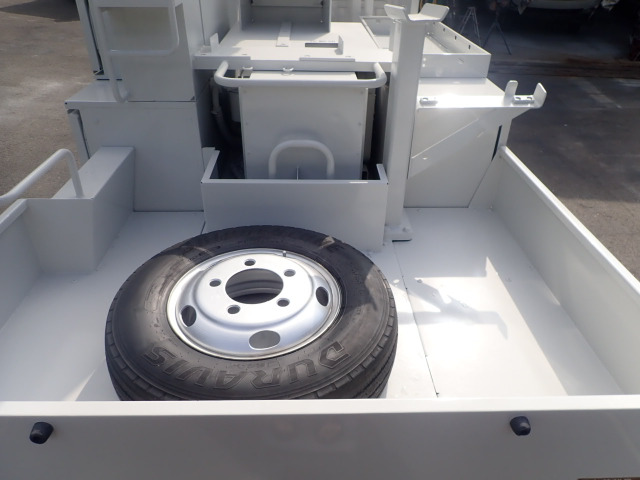 �ב䕔���͋@�ށE���ނ̐ςݍ��݂ɗ]�T�̂���X�y�[�X���m�ۂ���Ă��܂��B�ő�ύڗ�:100kg