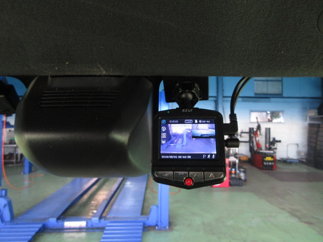 前後ドライブレコーダーが付いています。