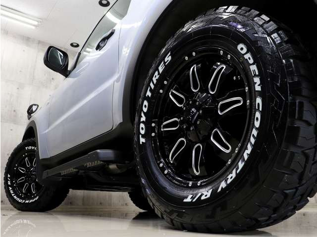 新品社外アルミホイールに新品TOYOオープンカントリーR/Tタイヤを装着しアクティブな雰囲気に仕上がりました。