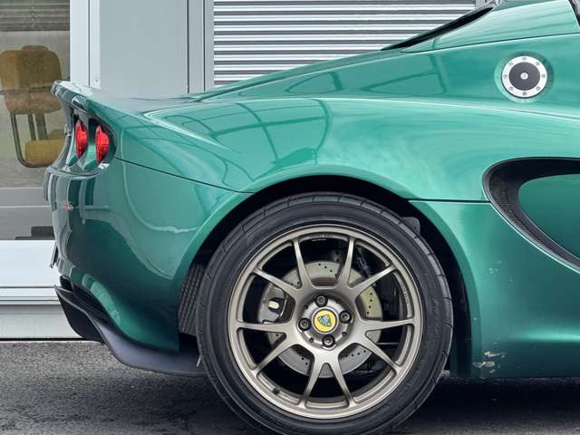 右フェンダーにプロテクションフィルムがはってあり飛び石等でダメージがあります。