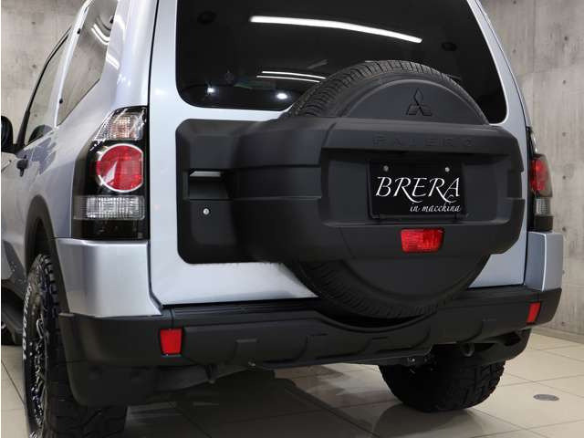 背面タイヤを装着し、リアバンパーもマットブラック塗り分け仕上げとなっております。リア周りも当店こだわりのカスタム済みです!