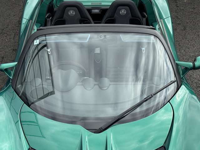 スポーティなフロントスクリーン