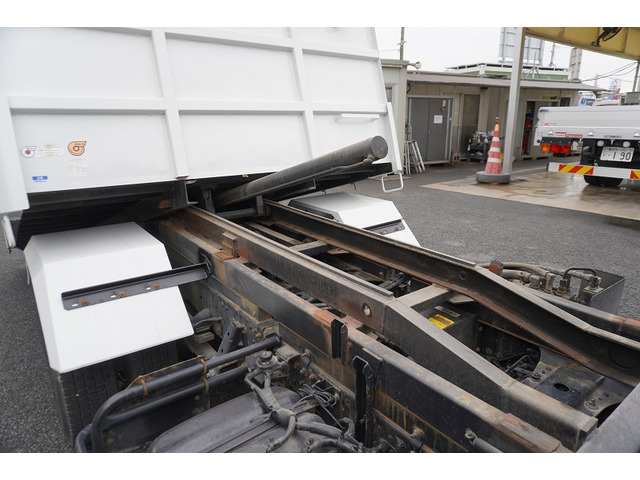 �V�Ԓ����������Ă���܂��B���g�p�̎ԂȂǂ����Ŕ[���������g���b�N����������u���Ă���܂��̂ł������������B