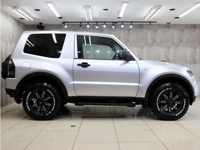 新品社外アルミホイールを装備したパジェロはアクティブな仕様になっております。