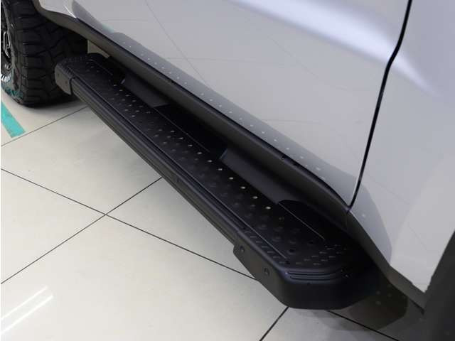 サイドステップもマットブラック塗り分け済み仕上げとなっております。