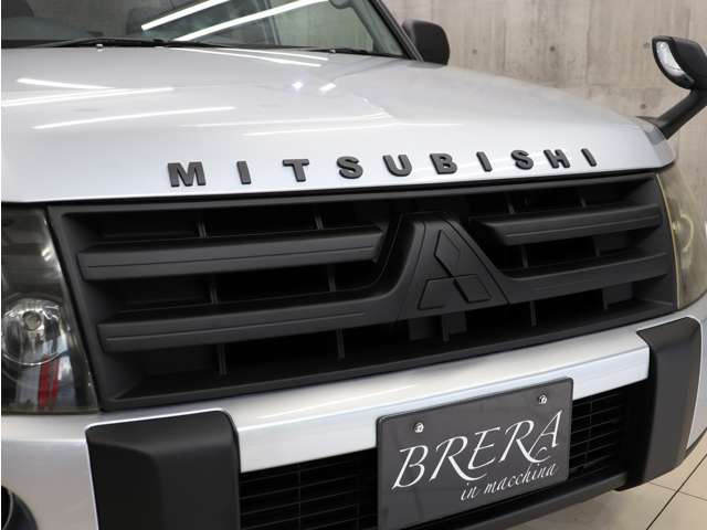 グリル上部に人気のクラシックMITSUBISHIエンブレムを装着し、マットブラック塗り分けペイントで当店こだわりのカスタムを施しております。