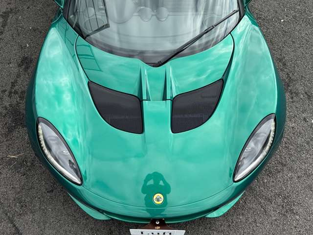 英国車らしいグリーンですごくカッコいいですね!