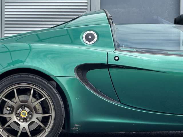 右フェンダーにプロテクションフィルムがはってあり飛び石等でダメージがあります。