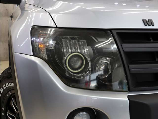 ヘッドライトのインナー部分もブラックにペイント済みで、引き締まった印象を与えてくれます。ヘッドライトレンズ部分も黄ばみや曇り等無く大変キレイな状態を保っております。