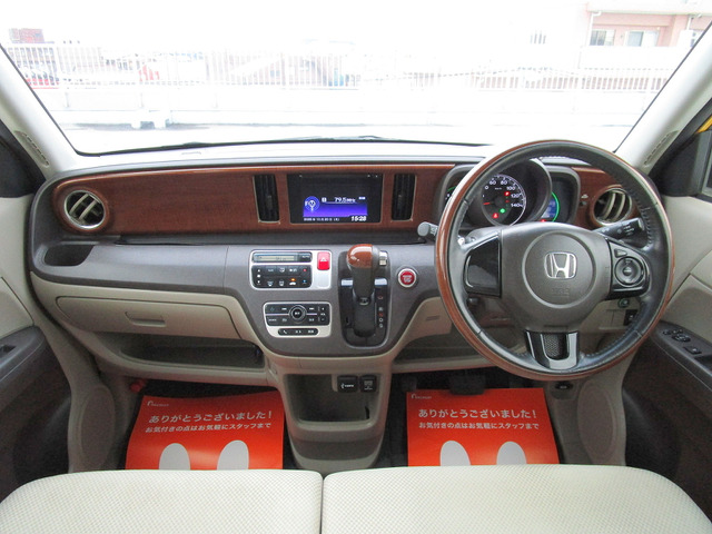 �R���p�N�g�ȃ{�f�B�[�A���̎ԓ��͍L���x���`�V�[�g�ɂȂ��Ă��܂��B�������������Ƃ��Ă��܂���