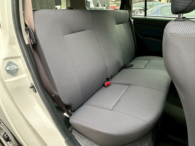 【セカンドシート】 セカンドシートは大人二人が乗っても十分なスペースが確保されております。