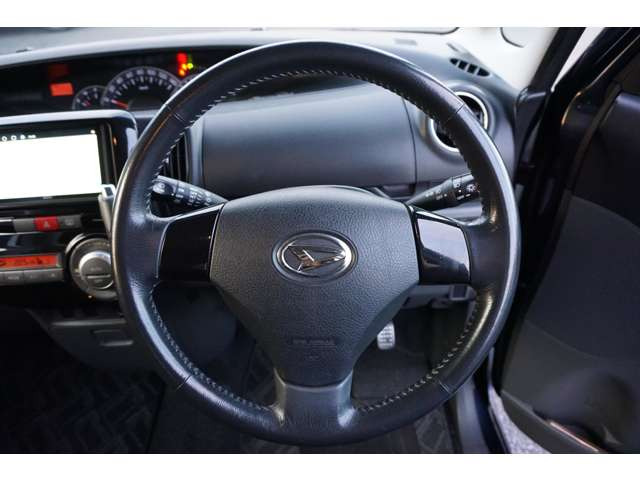 握りやすく運転しやすいハンドル☆毎日の運転を快適にサポートします。