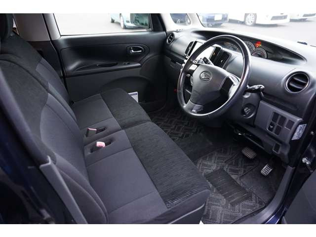 運転席、助手席どちらも広々としています!ベンチタイプのシートなので、ゆったりと座れます☆