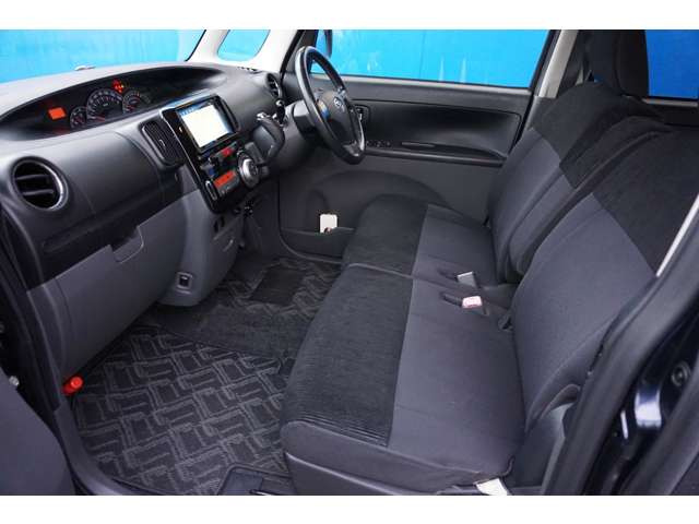 運転席、助手席どちらも広々としています!ベンチタイプのシートなので、ゆったりと座れます☆