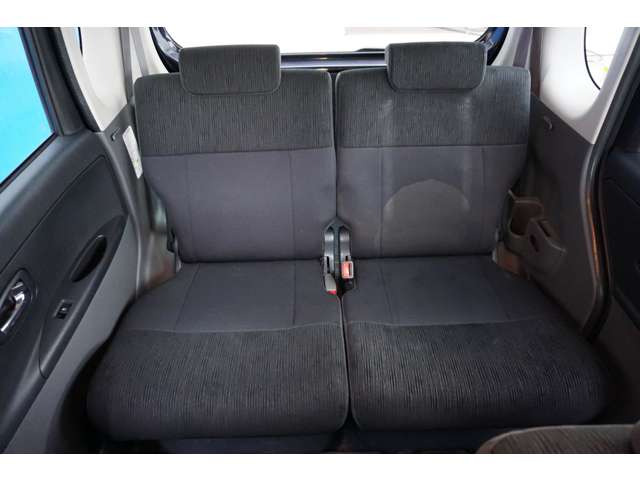 大人がしっかり座れる後席スペースを確保。街乗りはもちろん、レジャーシーンでも快適にご利用いただけます。