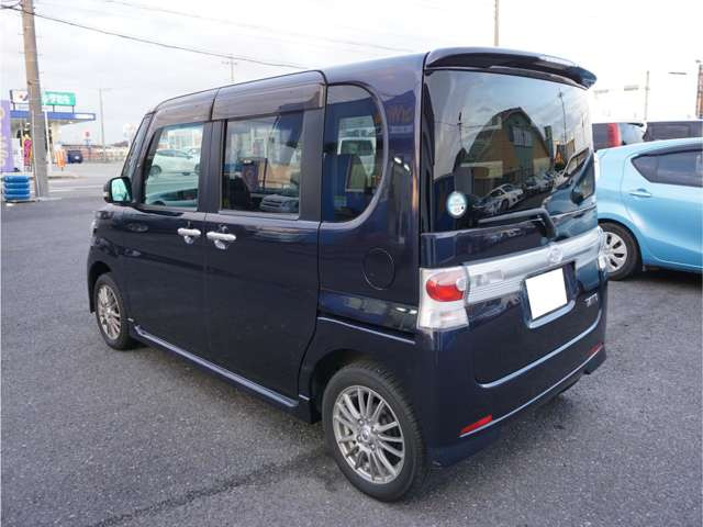 国道新4号沿いの交差点角に店舗があります。向かいにはガストさん・すぎのやさん・吉野家さんもございますので、お食事の後にご来店もOKです☆