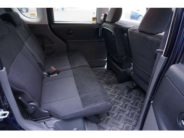 後部座席☆シートも足元スペースもゆとりあり!くつろげます♪