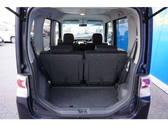 大口のテールゲートで荷物の出し入れラクラク!シートを倒すと大きな荷物も積載可能☆