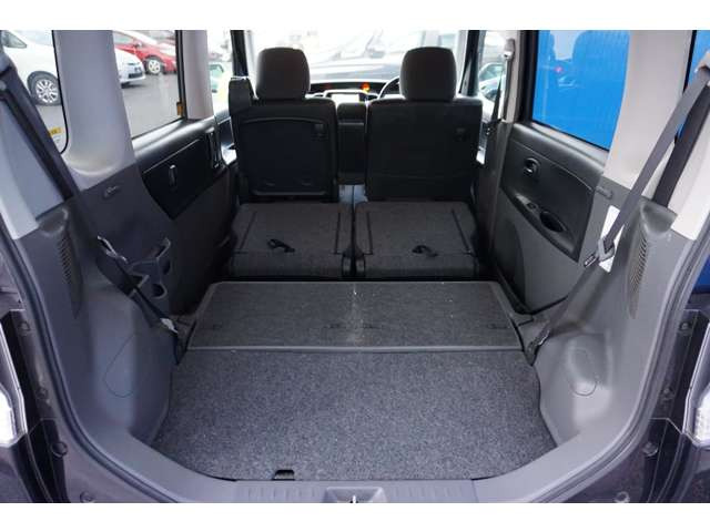 シートを収納するとフラットな荷室に早変わり☆レジャーにも大活躍☆