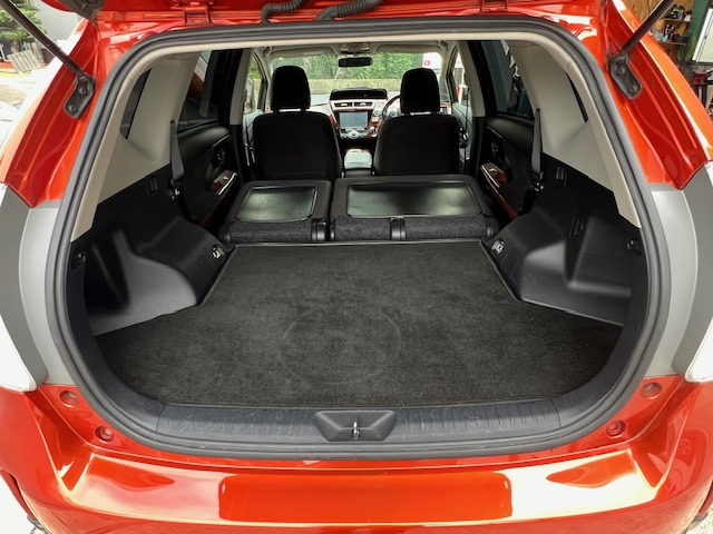 セカンドシートを倒すと大きな荷物もラクラク積めます!!