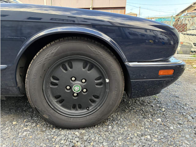 �t�����g�A���A���ɏ����z�C�[������������Ă���܂��B