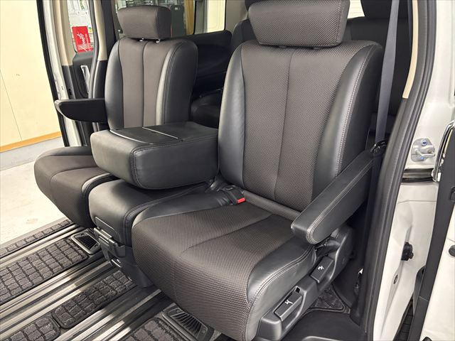 【ガラス張りの品質】 当社の展示車両にはAIS鑑定書とオートオークション会場の査定表を積み込んでいます。プライスボードの金額は諸経費込みのお支払い総額。品質も価格も百聞は一見に如かず。一目瞭然です。