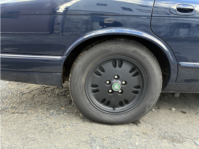 �t�����g�A���A���ɏ����z�C�[������������Ă���܂��B