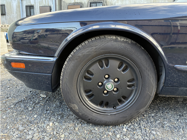 �t�����g�A���A���ɏ����z�C�[������������Ă���܂��B