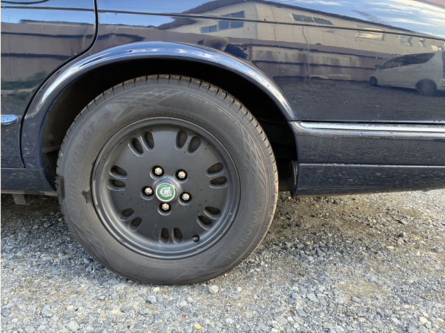 �t�����g�A���A���ɏ����z�C�[������������Ă���܂��B