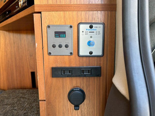 �o�b�e���[���j�^�[ 1500W�C���o�[�^�[�X�C�b�` AC�R���Z���g 12V�\�P�b�g