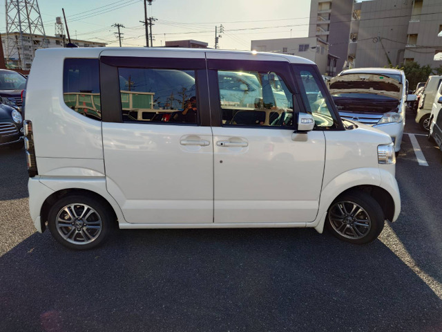 3ヶ月・3000kmの無料保証付きです。エンジン、ミッション等の修理の際に金額が大きくなりがちな箇所も無料修理で安心です。最大3年までの有料保証も取り扱っております。