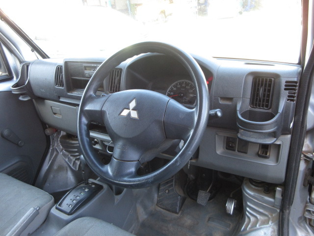 内装は年式相応の内装です。現車の確認をお勧めします