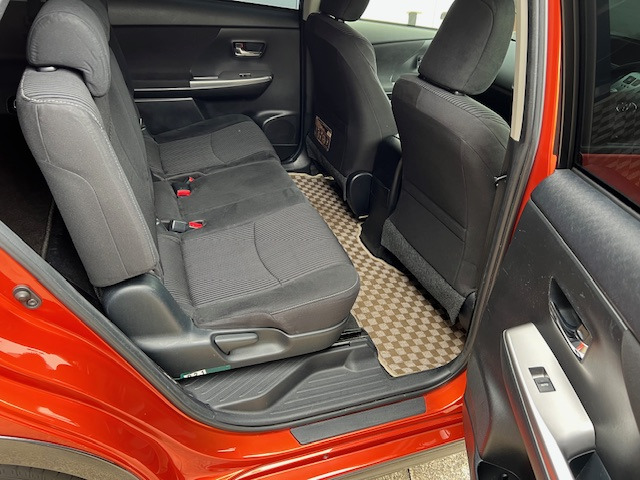 セカンドシートもスライド機能付で足元ゆったり!!