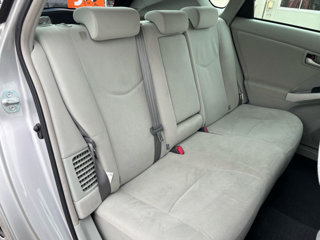 �Z�J���h�V�[�g�͑�l��l������Ă��\���ȃX�y�[�X���m�ۂ���Ă���܂�