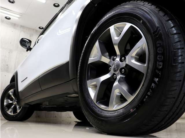 �G�N�X�e���A�̗v�ł���A���~�z�C�[���́A17�C���`�̏����f�U�C���ƂȂ��Ă���܂��B