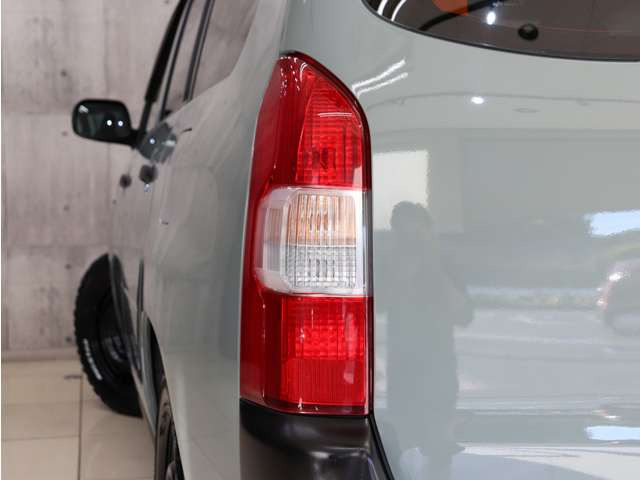 �e�[�������v�������傫�ȃL�Y�������A�����Y��ȏ�Ԃ�ۂ��Ă���܂��B�e�[���̃u���b�N�A�E�g�J�X�^����ЊO�e�[���ւ̃J�X�^�������C�y�ɂ����k���������B