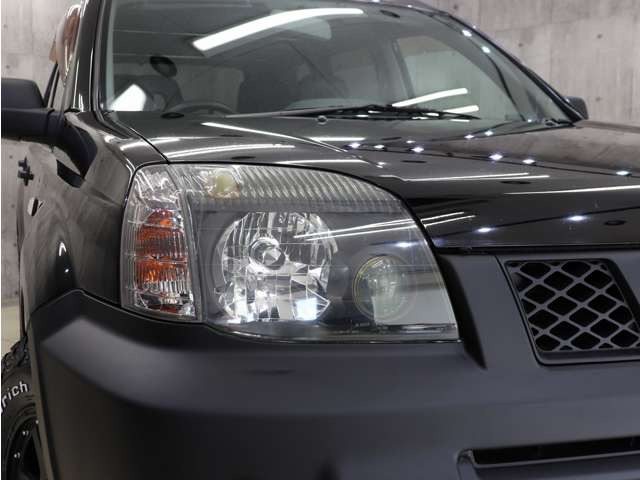 ヘッドライトのインナー部分もブラックにペイント済みで、引き締まった印象を与えてくれます。ヘッドライトレンズ部分も黄ばみや曇り等無く大変キレイな状態を保っております。