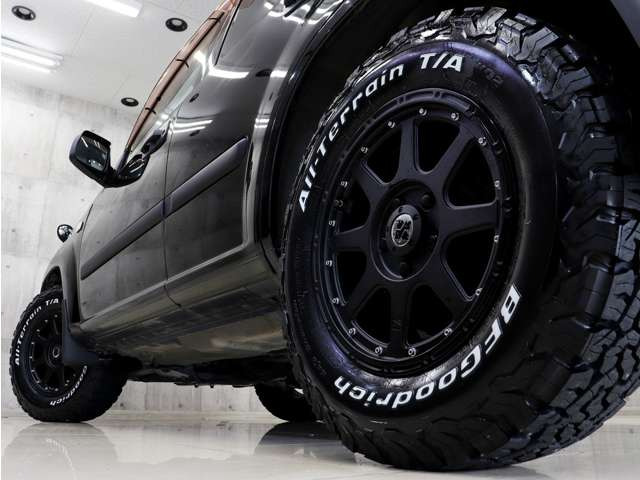 新品社外アルミホイールに新品BFグッドリッチオールテレーンホワイトレタータイヤを装着しアクティブな雰囲気に仕上がりました。