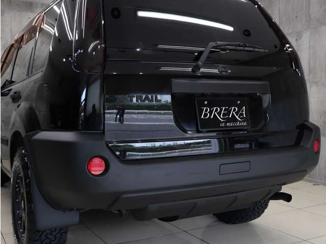 リアバンパーや各種エンブレムもマットブラックに塗り分けペイントを施しています。