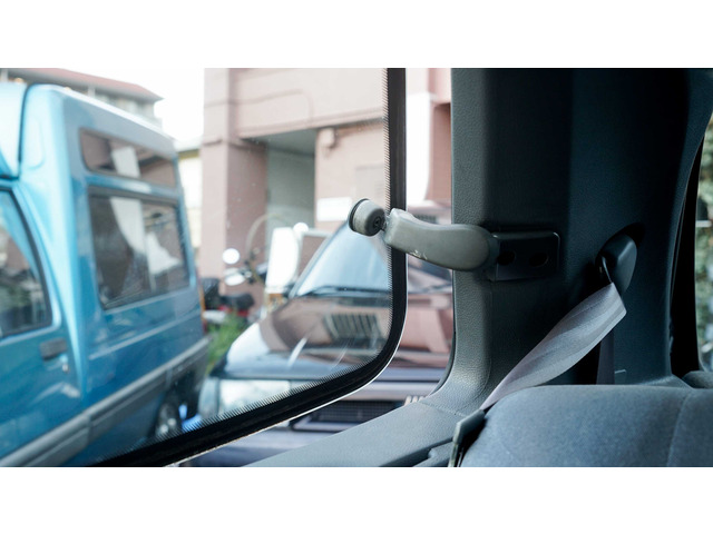 リアのクォーターガラス開きます