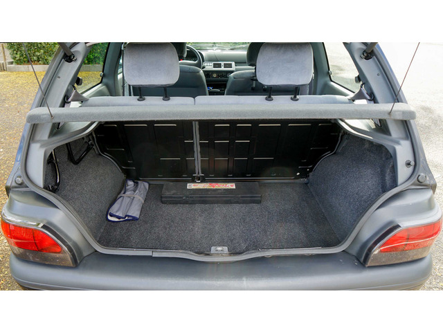 小ぶりながら使いやすいスクエアなトランクルーム