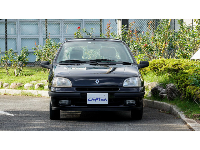 初代ルーテシア(本国名クリオ)のフェイズ?のライトが少し丸く小さくなったので『コガオ』と呼んでいます笑