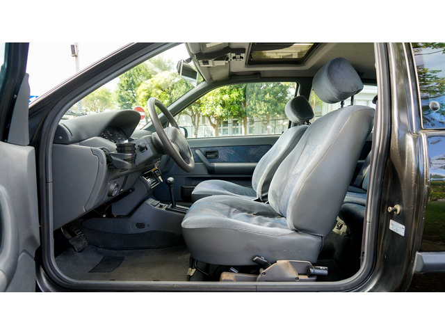 運転席シートに破れあり