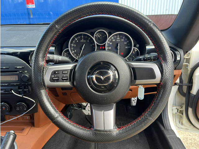 �����v�����X�e�A�����O����������Ă���܂��B����S�n���ǂ����삵�₷���X�e�A�����O�ɂȂ��Ă���܂��B�X�e�A�����O�����R�����t���Ă���̂ŉ��ʒ����Ȃǂ��茳�ŉ\�ł��B