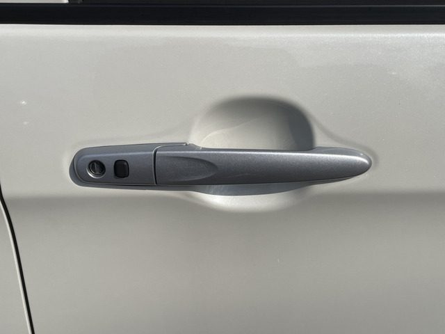 【支払総額推進店】お車をご覧い頂きまして、誠に有難う御座います。在庫車両になりますので、是非ご都合の宜しい時に、見に来て下さい。来店予約をされると、ご案内がスムーズです。